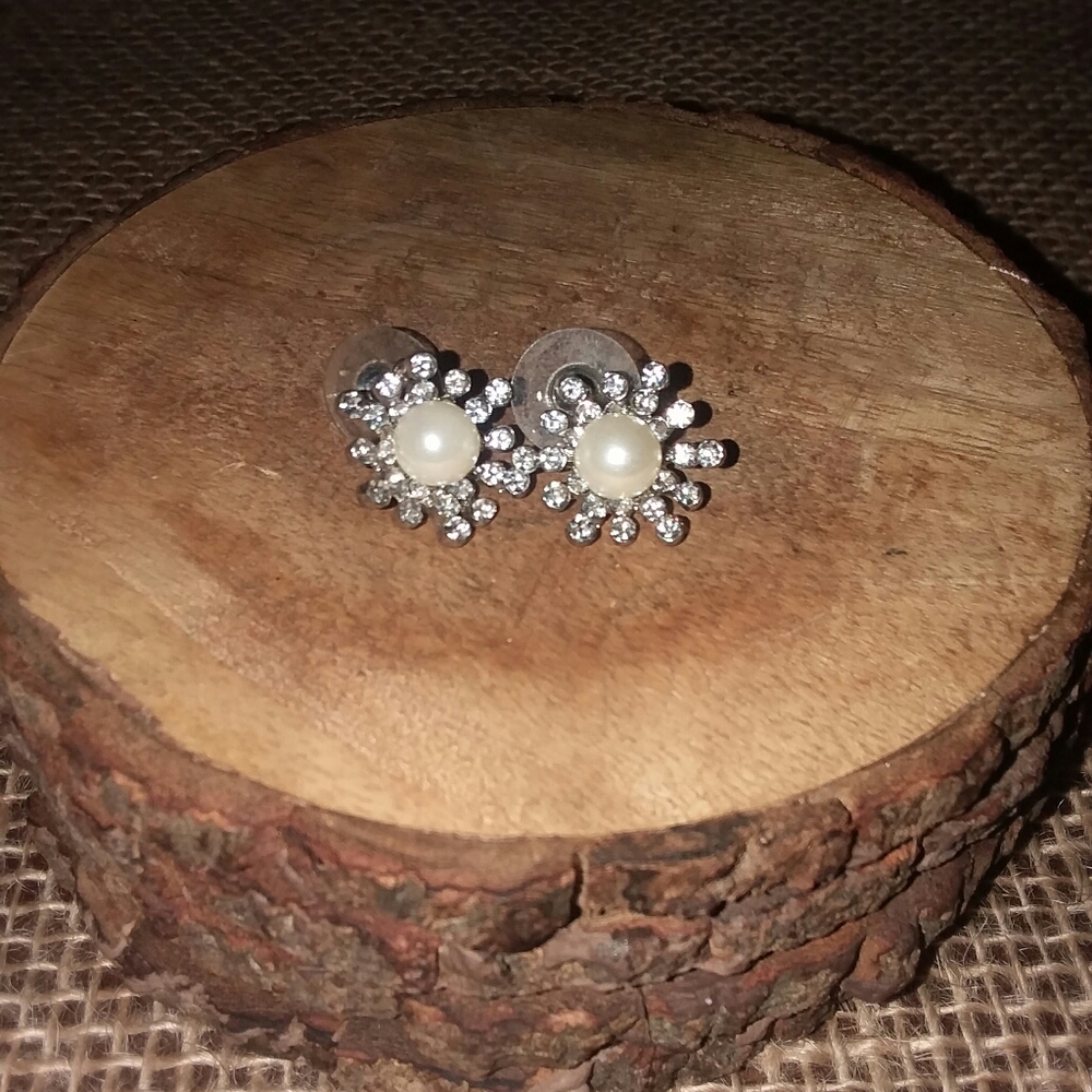 PEARL EARRINGS MINT CONDITION